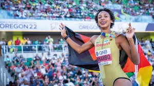 为什么棒球运动员在比赛中需要频繁调整打击手套的松紧